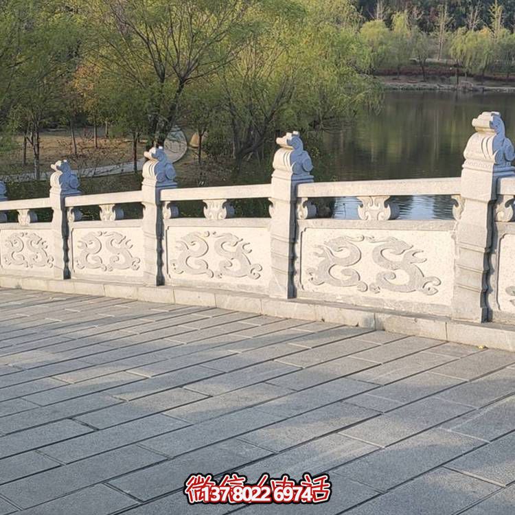 精美青石浮雕石拱橋裝飾，營造舒適安全的公園氛圍