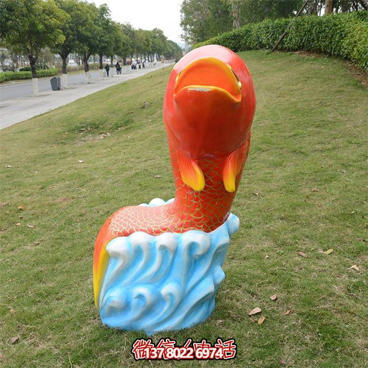 卡通玻璃鋼鯉魚雕塑，點(diǎn)綴游樂園園林