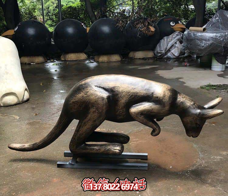 不銹鋼袋鼠雕塑，擺放于大型廣場
