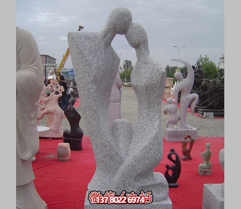 大理石雕塑，記錄街邊情侶的愛(ài)戀