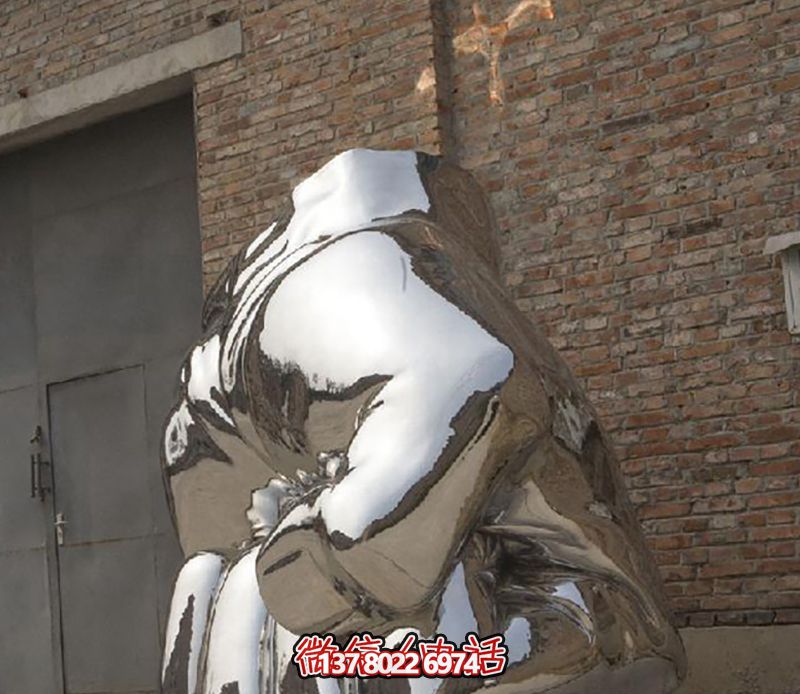 不銹鋼拳頭雕塑，為城市廣場(chǎng)增添力量與鏡面光彩