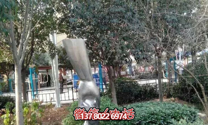 不銹鋼兒童雕塑——讓孩子們?cè)趯W(xué)校里拉大手，拋光小手