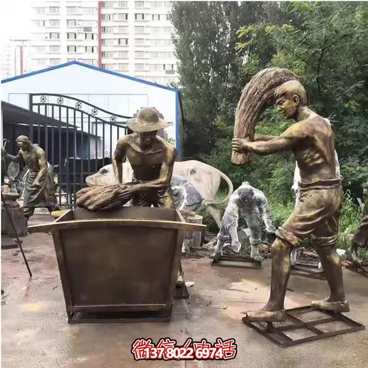 玻璃鋼仿銅農耕人物雕塑，美化戶外景區(qū)