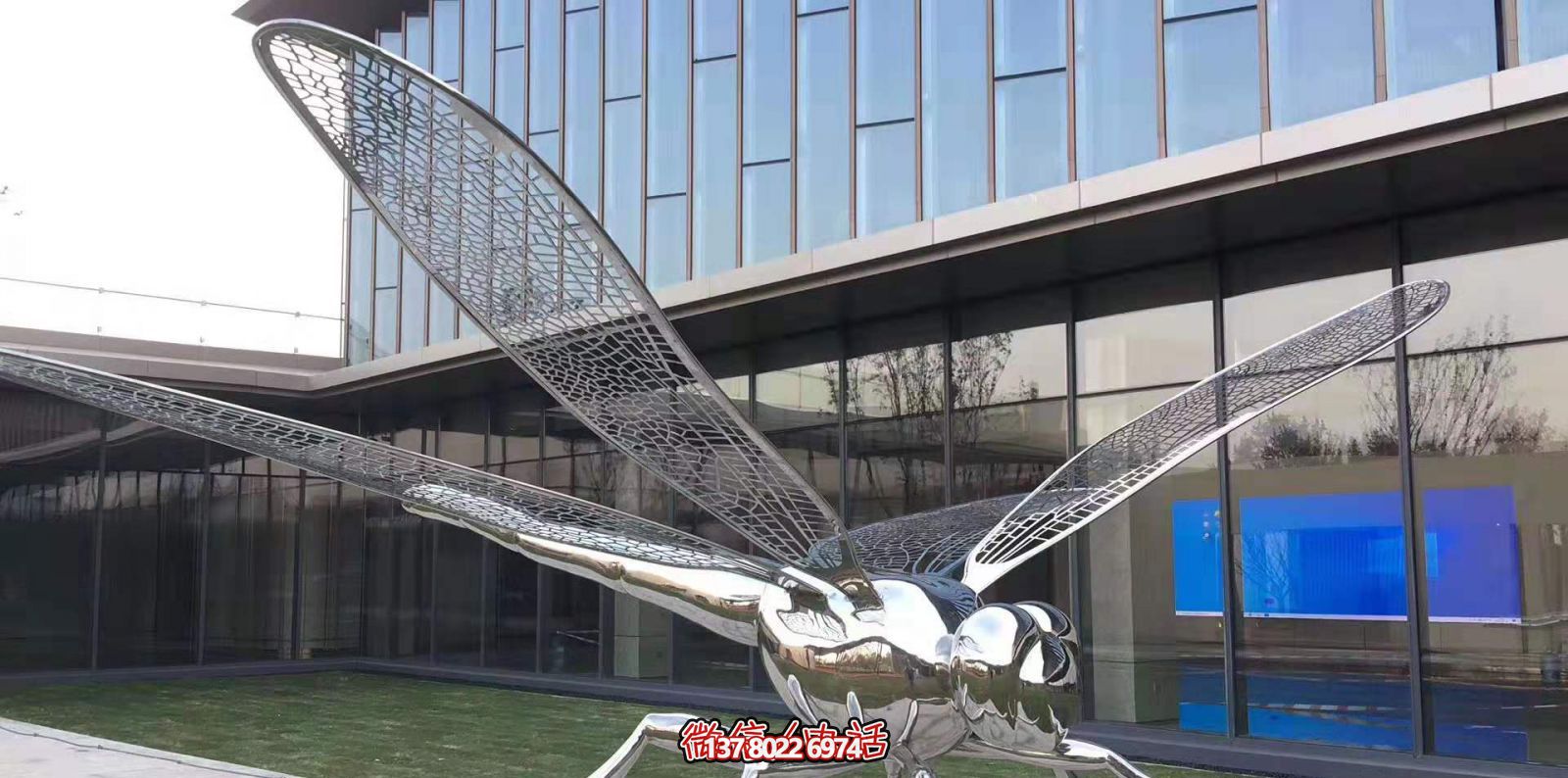 不銹鋼蜻蜓雕塑，鏡面反射大學花園抽象風格