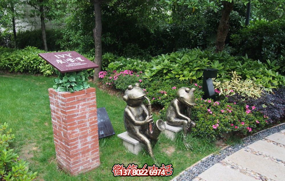 唯美青蛙雕塑，用不銹鋼增添公園景色