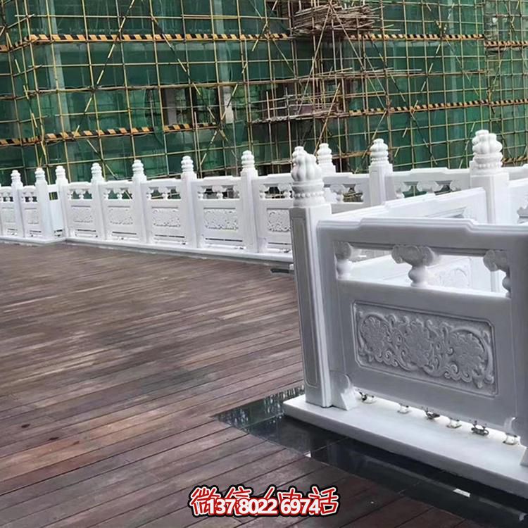 絢麗多彩的防護欄桿，為河道升旗臺打造夢幻般的園林雕塑