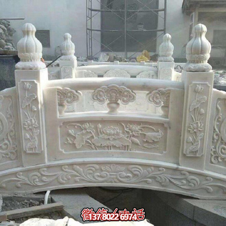 欣賞大理石雕塑的美景，玩轉庭院石拱橋