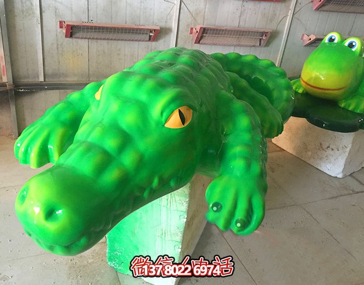玻璃鋼鱷魚(yú)雕塑，為游樂(lè)場(chǎng)裝飾添彩