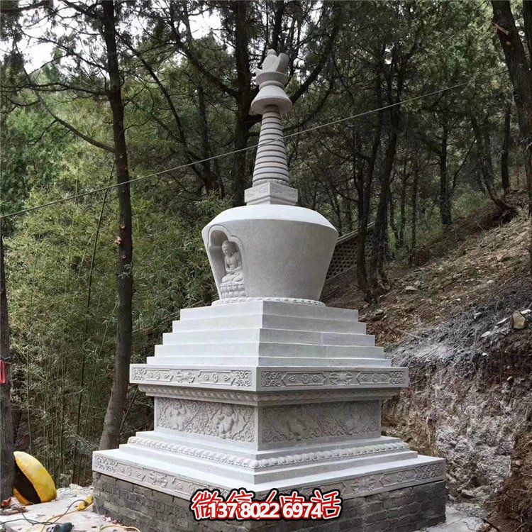 古老漢白玉石雕舍利塔，紀念古代寺廟的傳統(tǒng)藝術