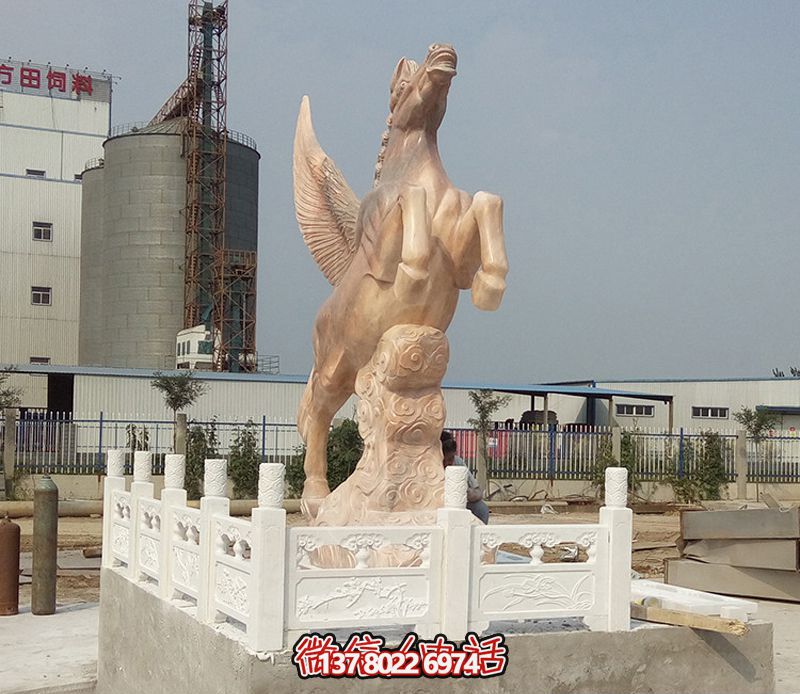 飛馬石雕創(chuàng)意雕塑，點(diǎn)綴廣場上的黃蠟石