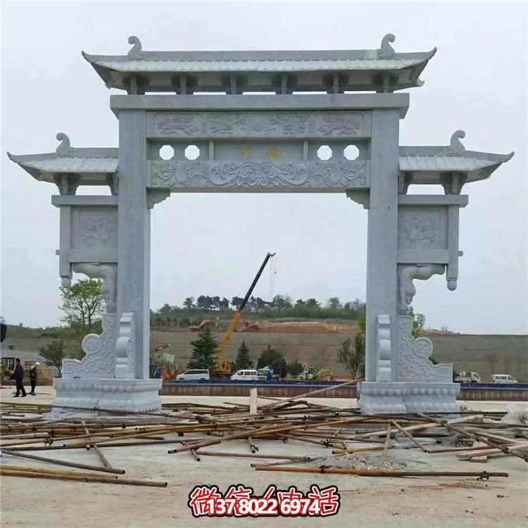 傳統(tǒng)工藝石雕牌坊，點綴鄉(xiāng)村美景