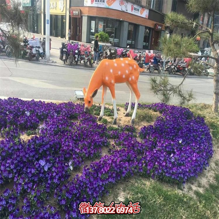 仿真鹿雕塑，在草叢中擺放，玻璃鋼打造