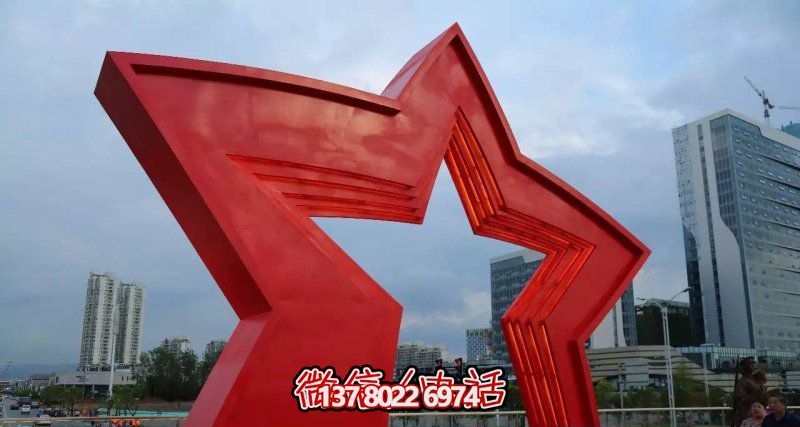 不銹鋼雕塑拱門，點綴景觀廣場