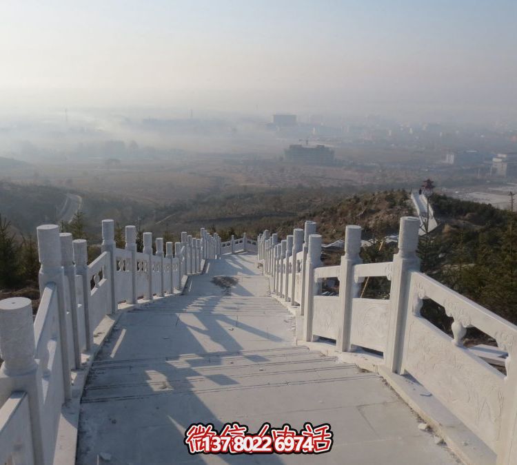 精致石雕護(hù)欄，漢白玉青石欄板點(diǎn)綴天然風(fēng)情