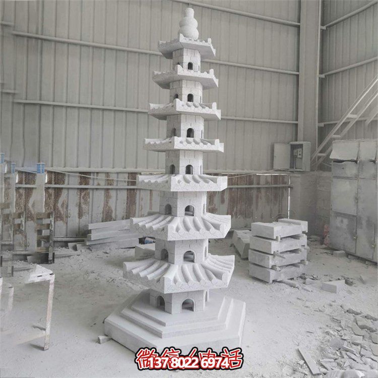 天然青石多層石佛塔，雕刻精美，為寺廟擺放