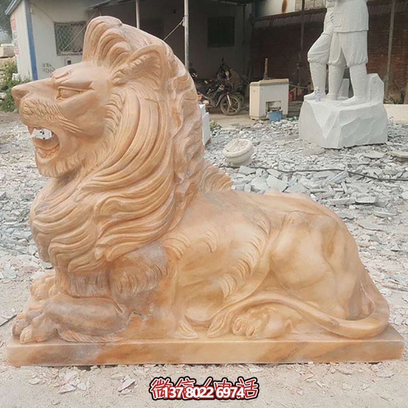 兇猛獅子紅石雕臥著雕塑，為公園景區(qū)添彩晚霞之美
