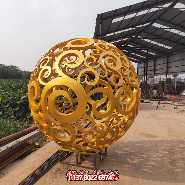 大型不銹鋼鏤空球雕塑，為園林景觀增添靈動之美