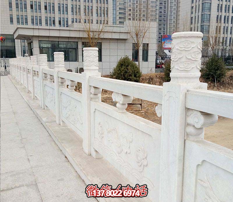 漢白玉鑲嵌欄桿扶手，點(diǎn)綴走廊裝飾，為城市花園添彩