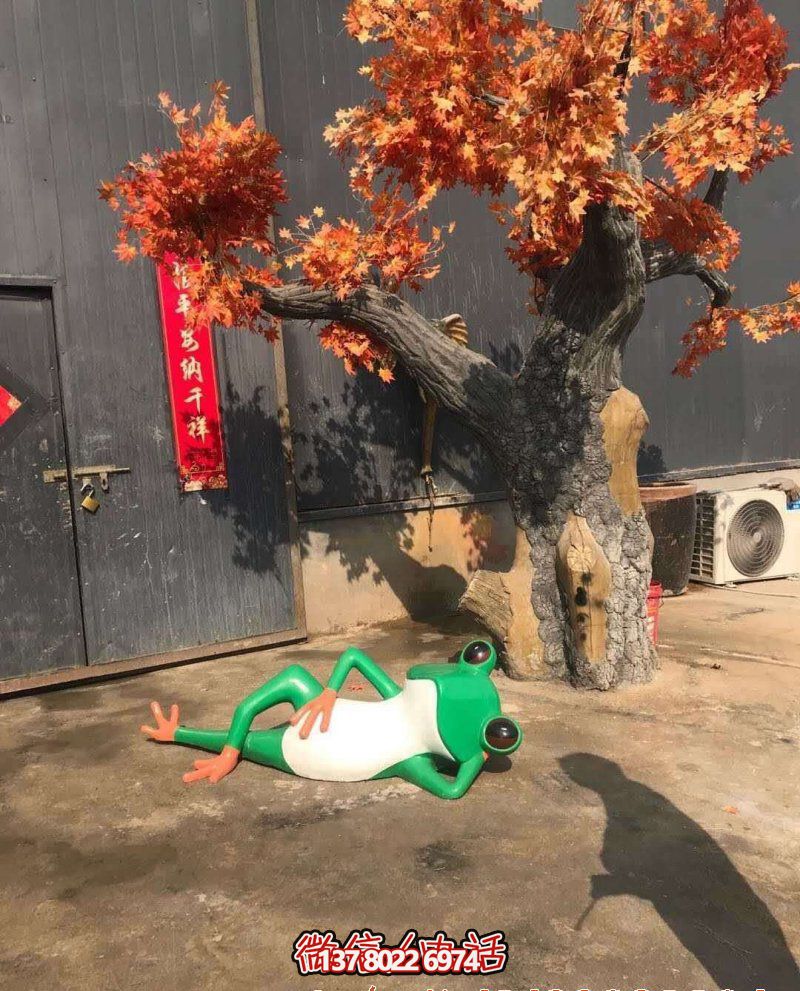 玻璃鋼雕塑躺臥青蛙，給公園增添美感