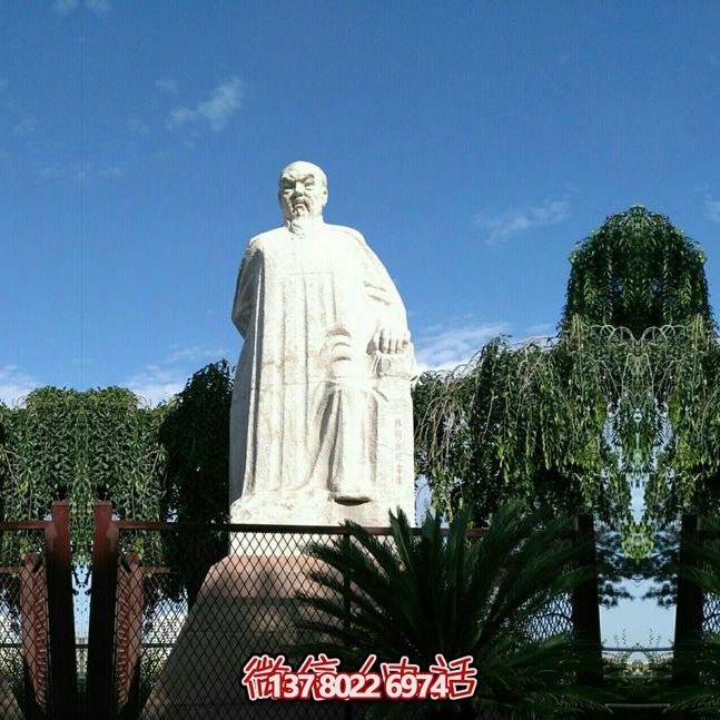 林則徐石雕塑，點(diǎn)綴校園廣場