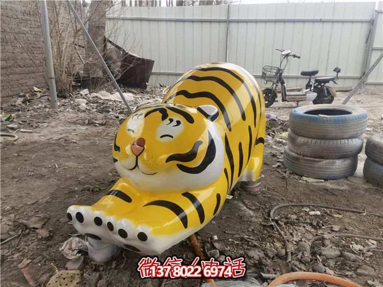 玻璃鋼彩繪抽象老虎雕塑，為幼兒園裝飾而生