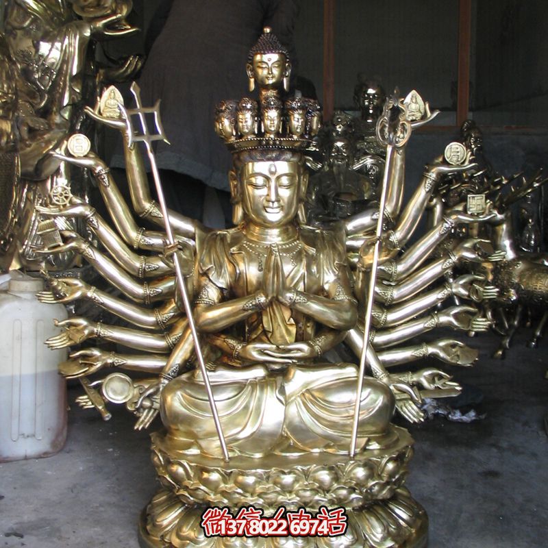 鎏金菩薩雕塑，供奉觀音祈福
