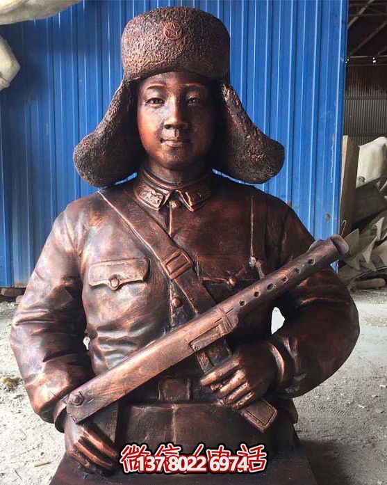 不銹鋼仿銅雷鋒持槍雕塑，現(xiàn)代雷鋒屹立于戶外景區(qū)