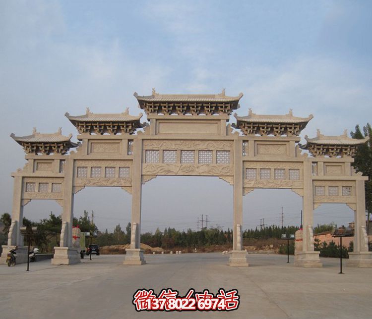 精美大型鏤空牌樓石雕，為公園廣場增添美麗色彩