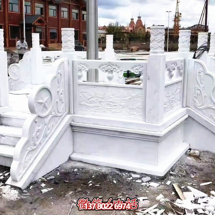 漢白玉升旗臺，做工精美，安全防護(hù)欄桿