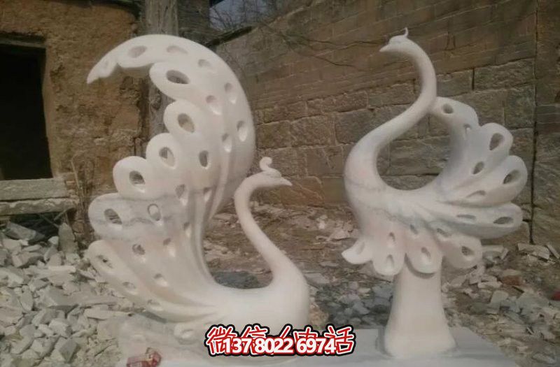 不銹鋼鏤空孔雀雕塑，點(diǎn)綴公園湖邊