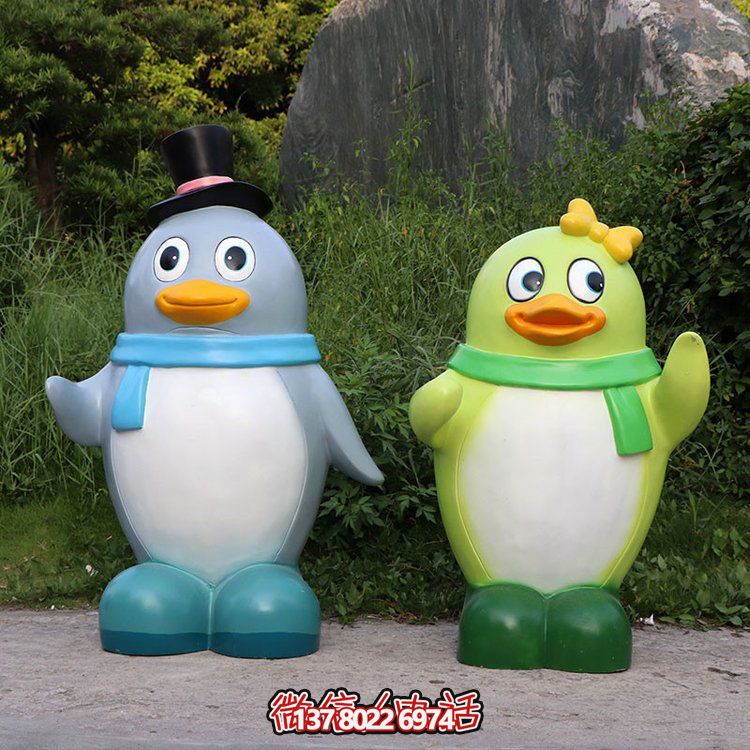 玻璃鋼彩繪企鵝景觀公仔，為幼兒園戶外擺件