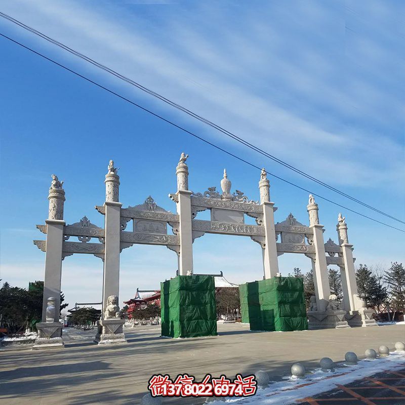 新款漢白玉牌坊，美觀而古樸的石六柱，為寺院和景區(qū)增添靈氣