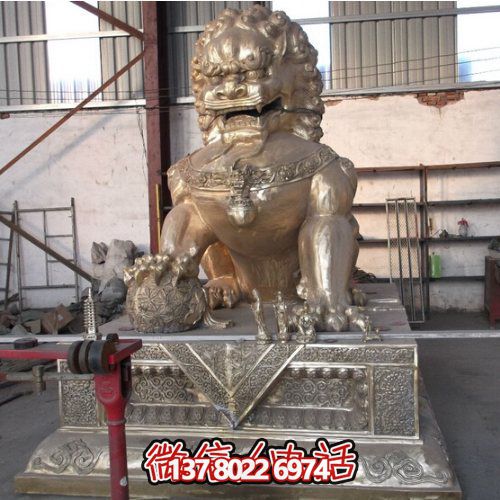 仿古銅噴金獅子雕塑，玻璃鋼大型戶外裝飾