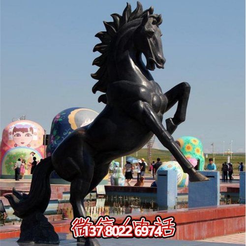大型仿銅馬玻璃鋼雕塑，為廣場(chǎng)景觀增添無(wú)限精彩
