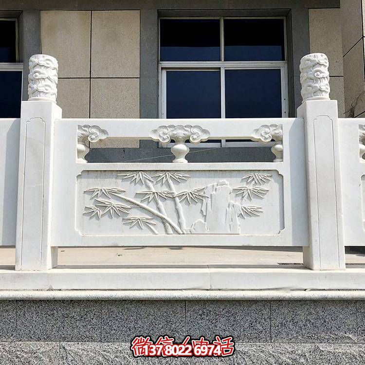 精致古典庭院雕飾浮雕石柱、欄桿、欄板，營造溫馨園林