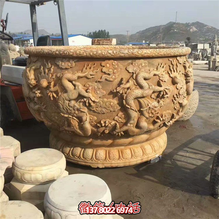 傳統(tǒng)水缸，絢麗多彩的雙龍戲紋