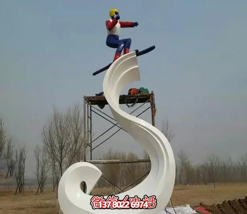 彩繪不銹鋼雕塑，把滑雪運(yùn)動(dòng)主題人物雕刻到廣場(chǎng)上