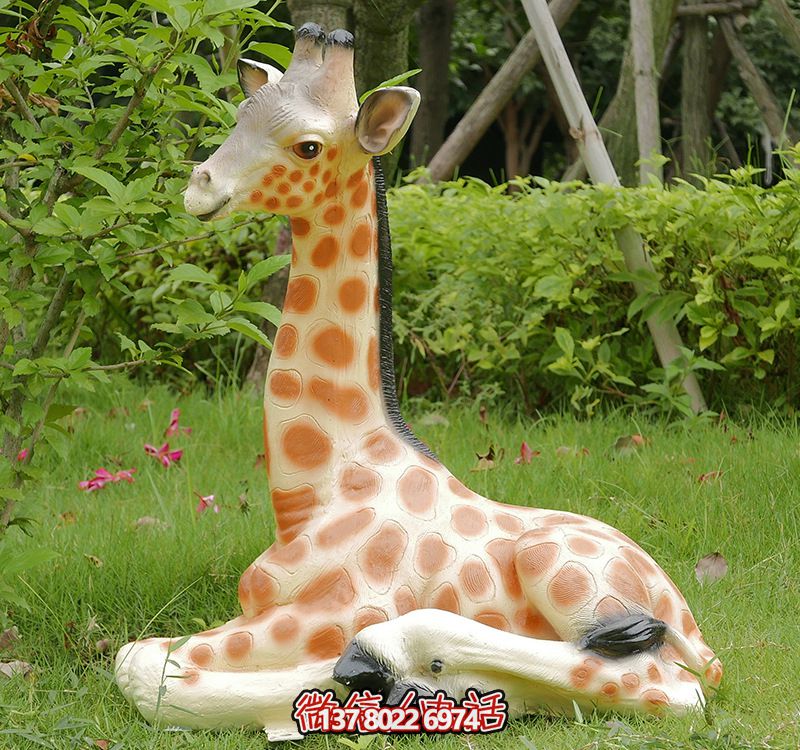彩繪仿真動物玻璃鋼雕塑，營造出寧靜自然的公園草坪
