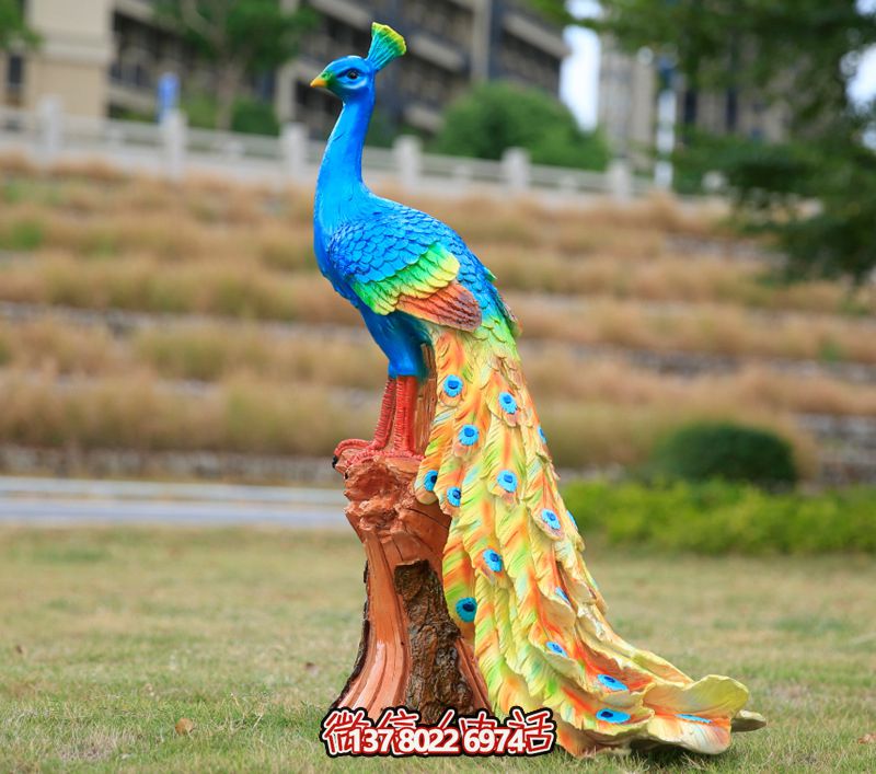 玻璃鋼孔雀雕塑，點綴公園草坪