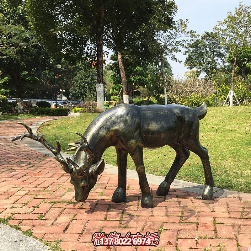 精美鹿雕塑，在公園里覓食的活力象征