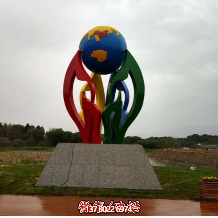 大型不銹鋼彩繪噴漆雕塑，為景區(qū)景觀廣場增色