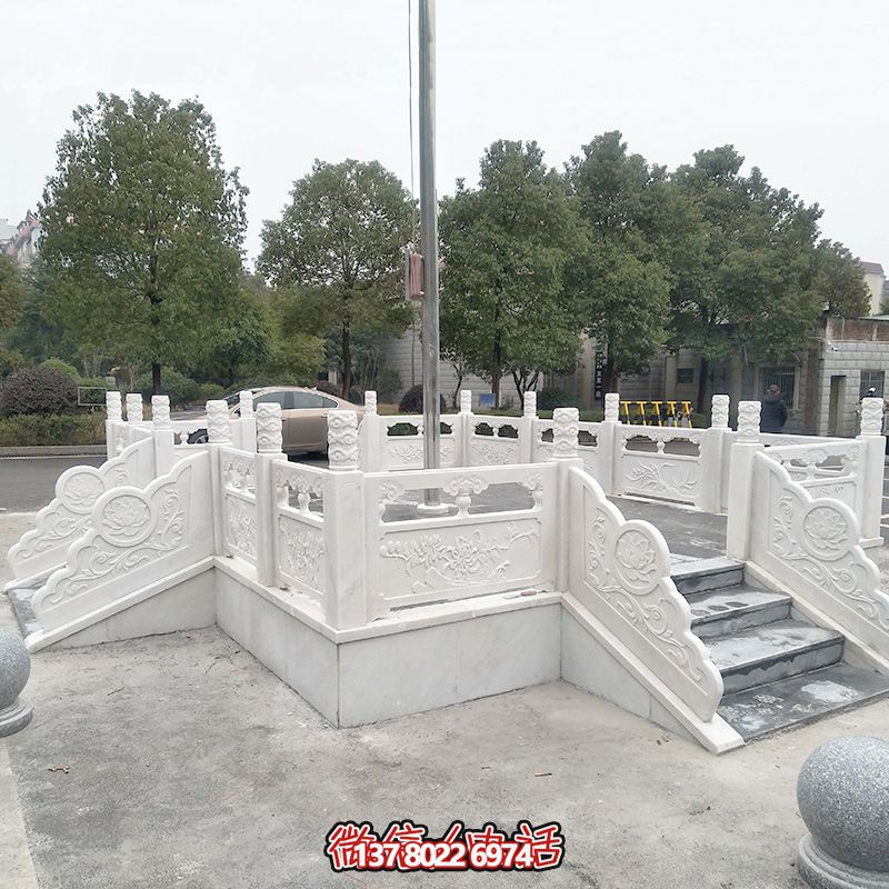 升旗臺(tái)石雕——精雕細(xì)琢，點(diǎn)綴校園風(fēng)采