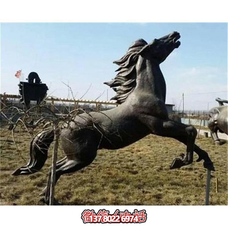 大型銅雕塑，為園林廣場(chǎng)擺放奔跑馬