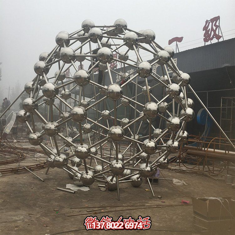 不銹鋼鏤空雕塑，為戶外景觀增添獨特色彩