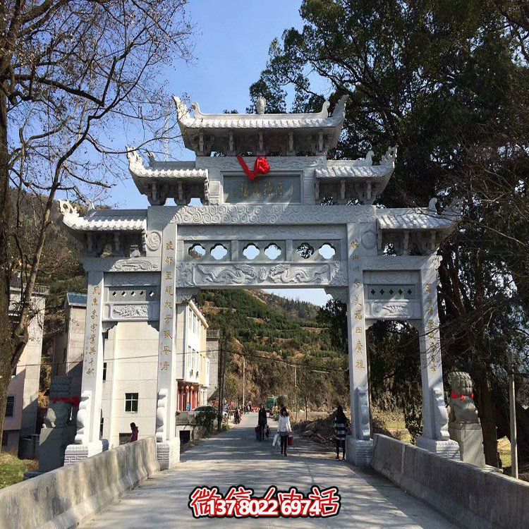村口石牌坊，三間四柱石雕牌樓