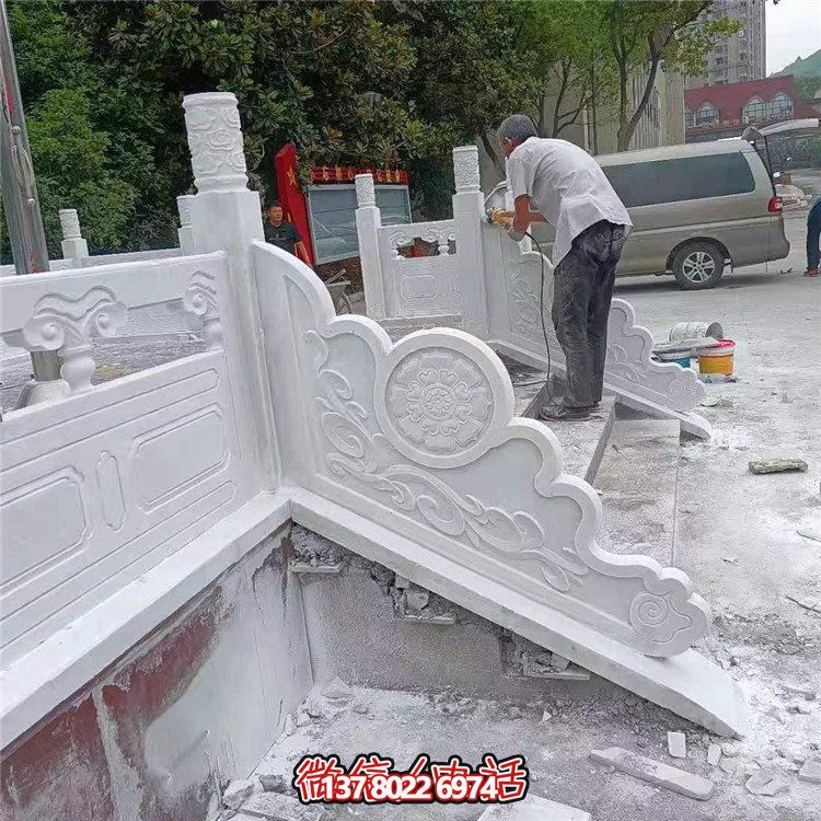 漢白玉旗臺(tái)欄板欄桿安裝，細(xì)節(jié)打磨處理